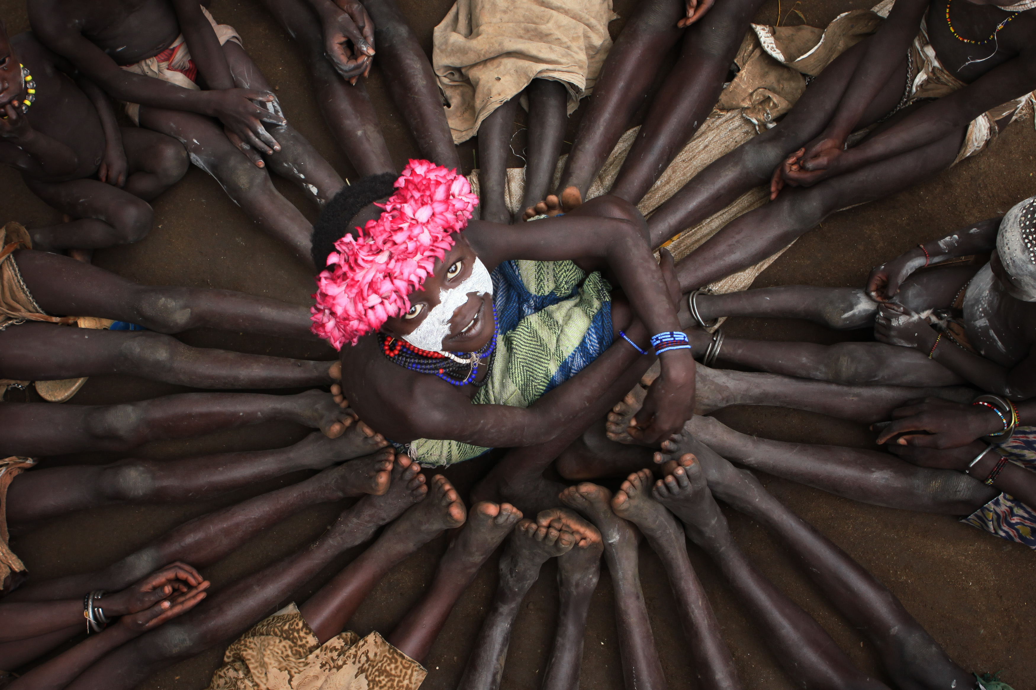 Ноги чернокожих. Бабемба племя. Руки африканки.